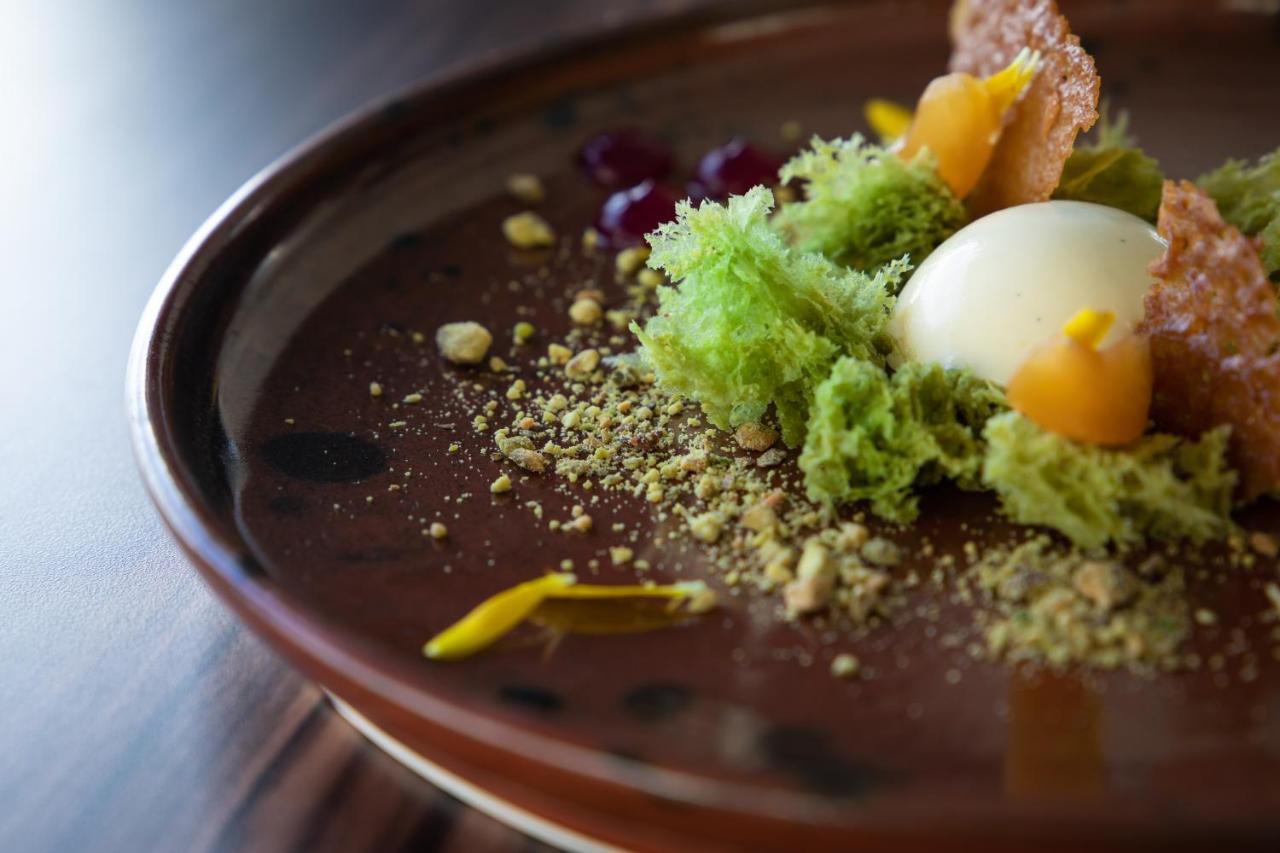 Hotel The George Christchurch Exterior foto A chocolate dessert