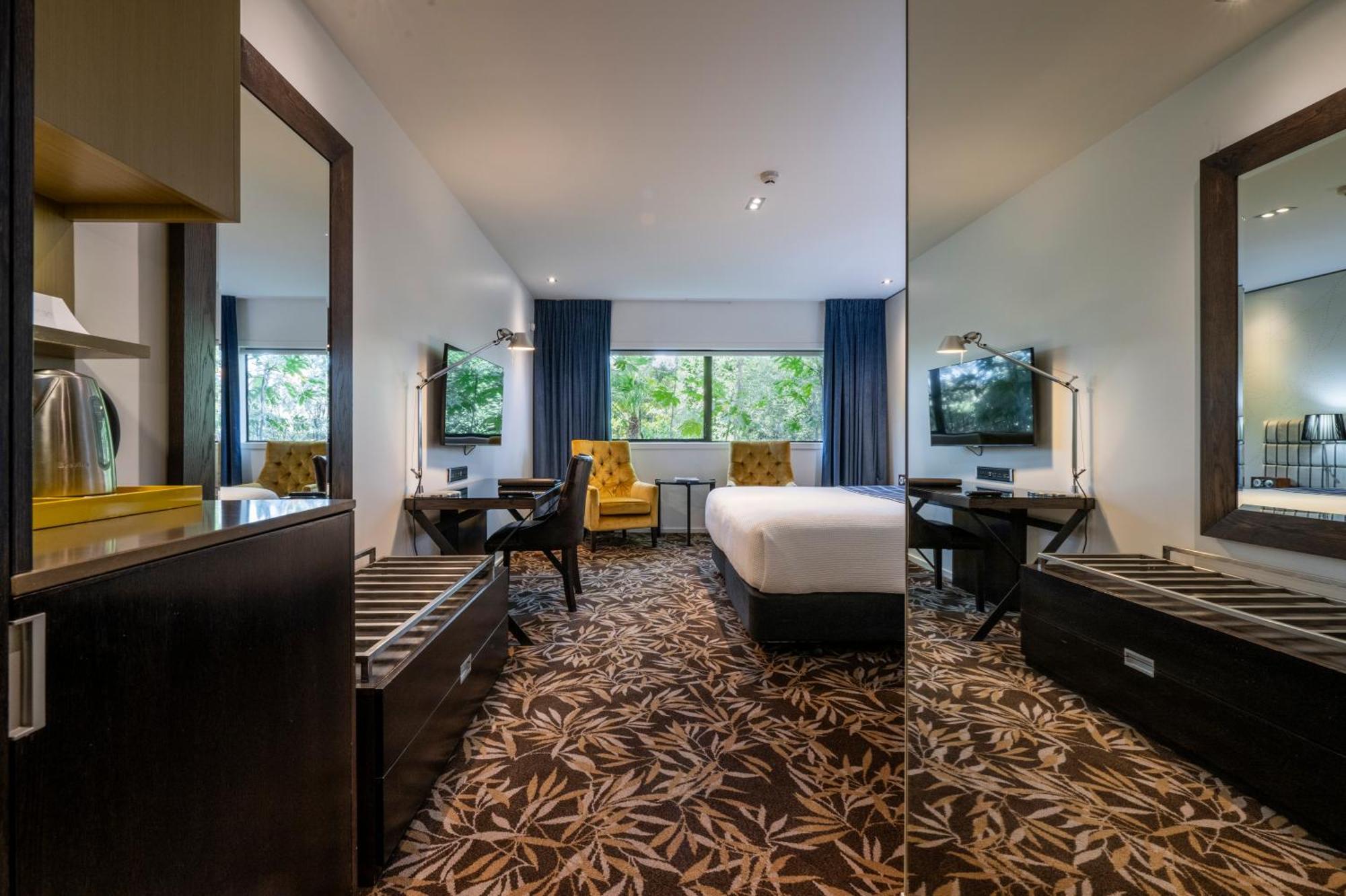 Hotel The George Christchurch Exterior foto A room at the hotel