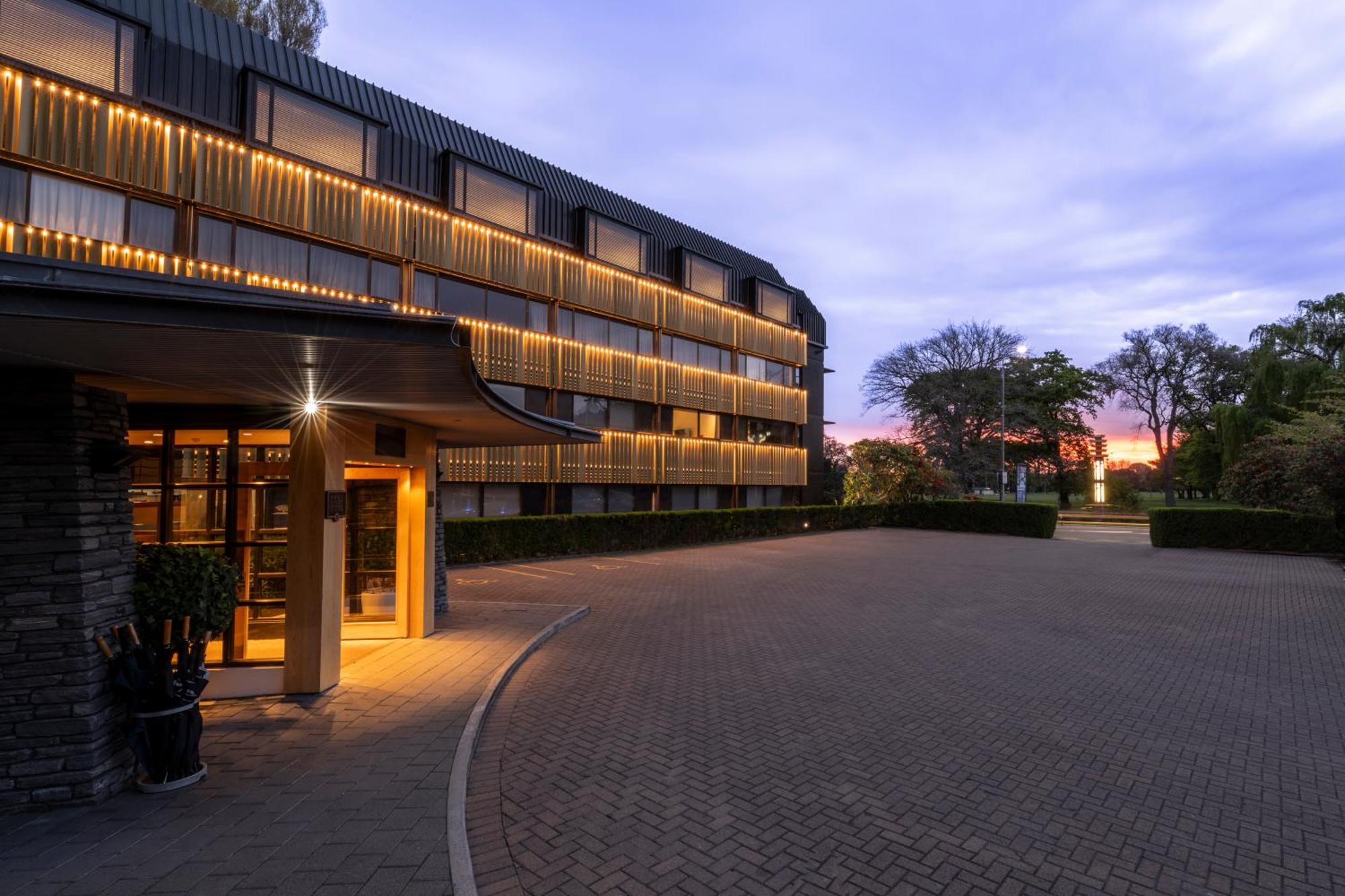 Hotel The George Christchurch Exterior foto The hotel at night