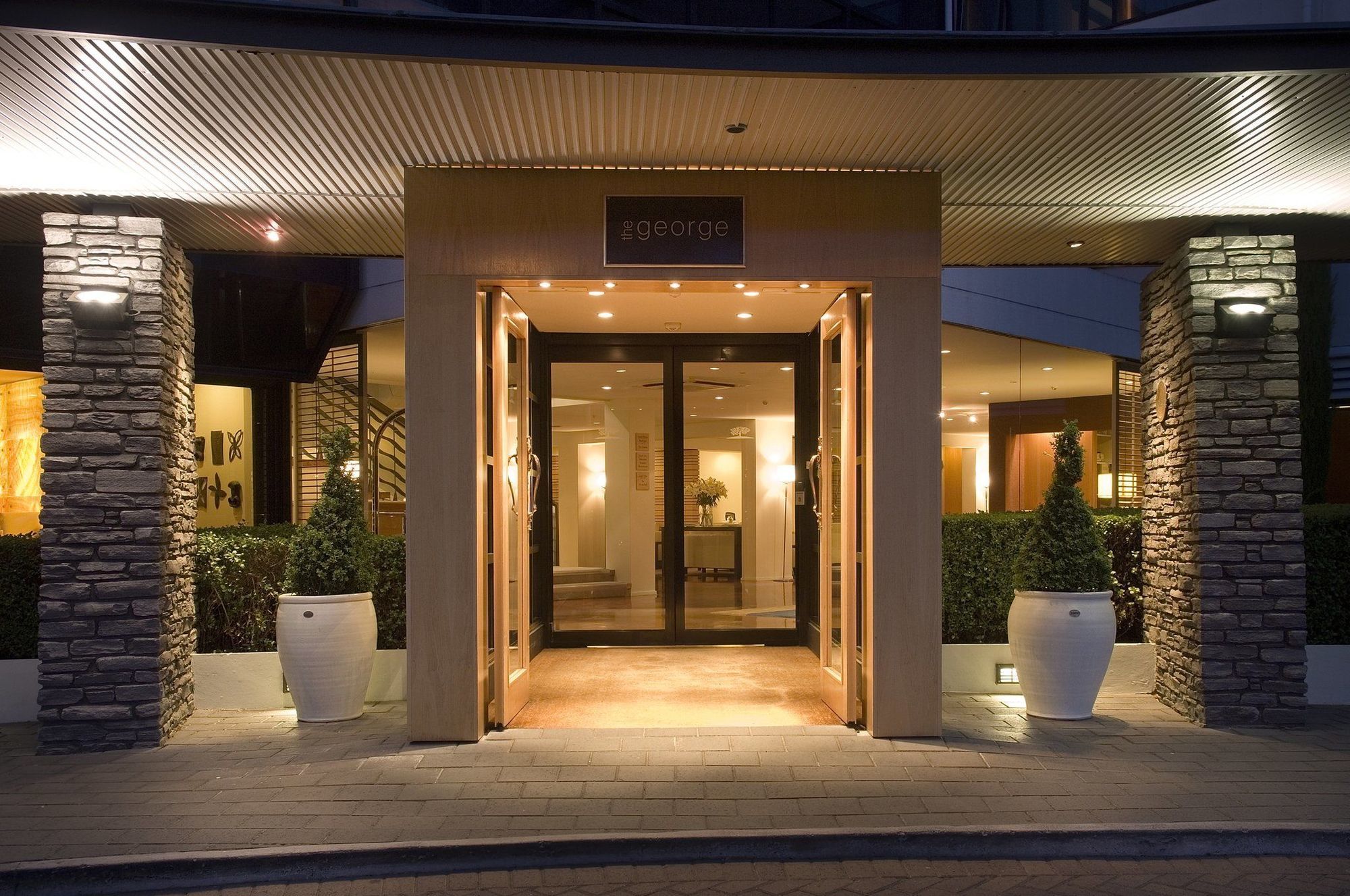 Hotel The George Christchurch Exterior foto Entrance to the hotel